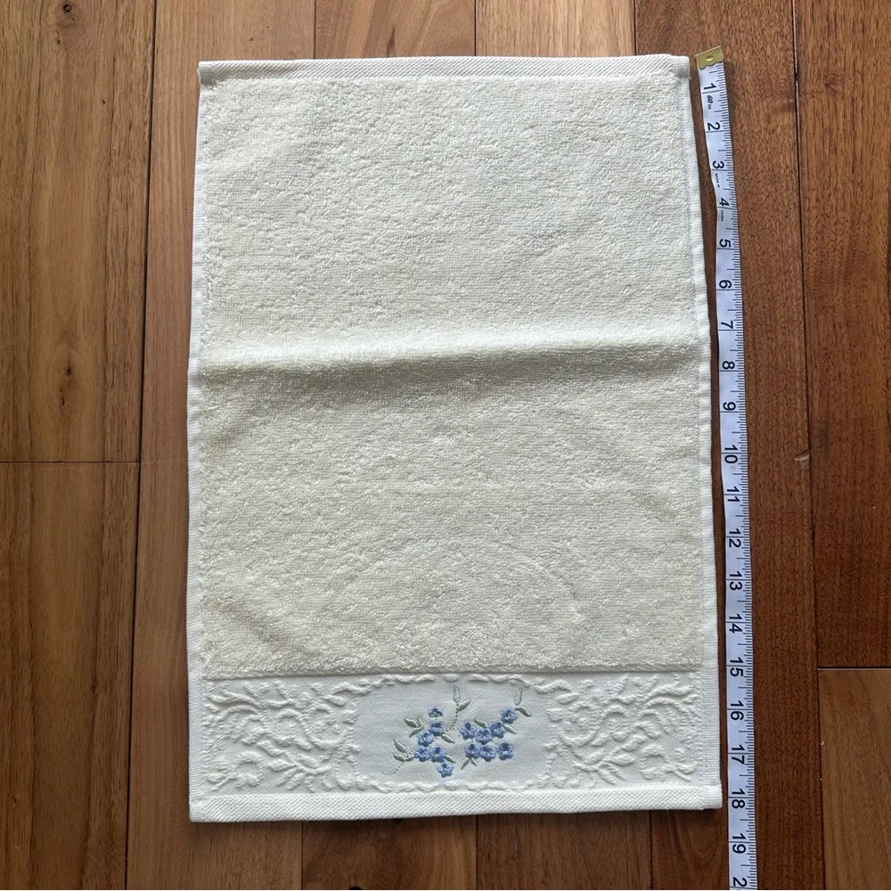 Sophia Vintage Hand Towel Embroidered 100% Cotton NWOT